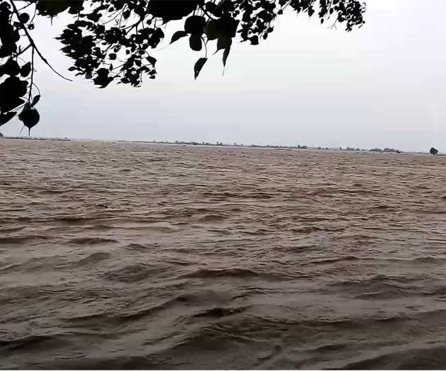 48 घंटे में 20 सेमी बढ़ा गंगा का जलस्तर, मुंगेर के कई गांव में बाढ़ का खतरा, हेमराजापुर के पास पहुंचा पानी