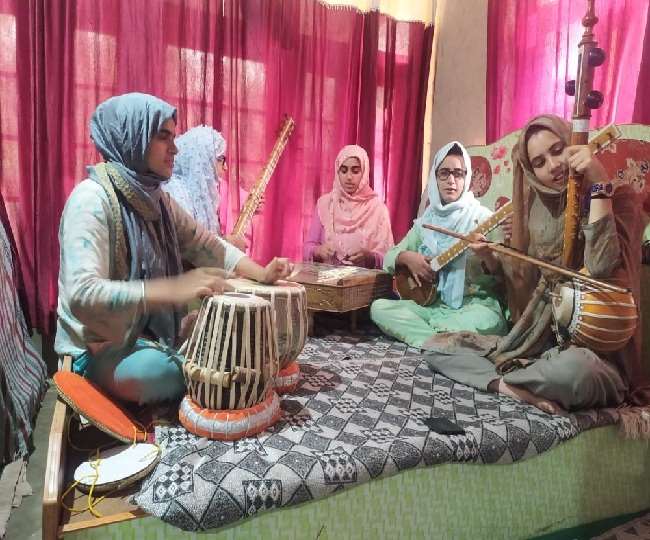 कश्मीर में रिश्तेदारों और परिवार के सदस्यों के विरोध के बावजूद पांच सहेलियों ने छेड़ी सूफी संगीत की तान