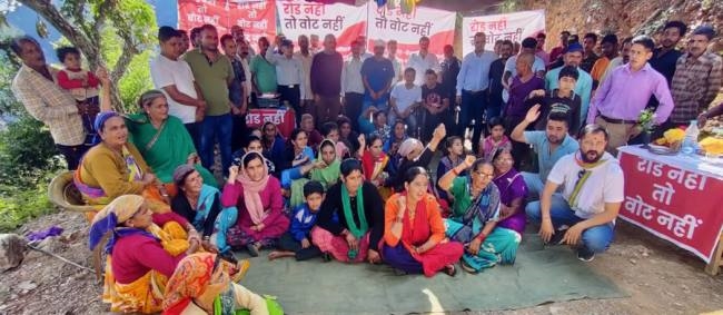सड़क निर्माण को लेकर क्रमिक अनशन पर बैठे बेलतड़ी के ग्रामीणों को मिला कांग्रेस का समर्थन
