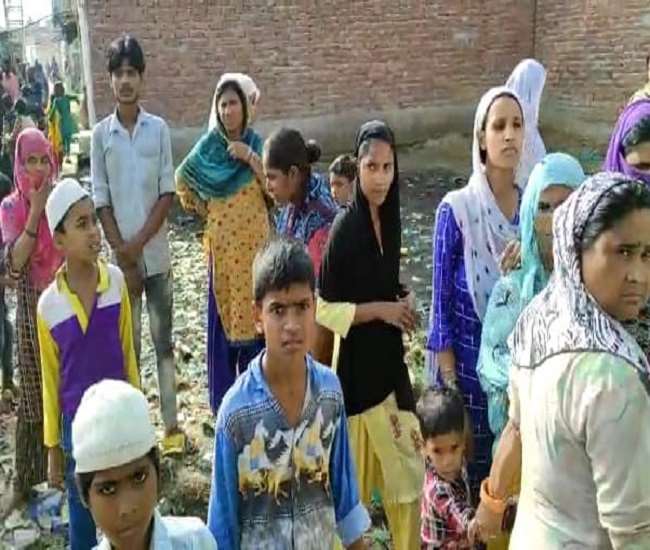 मामूदनगर में महिला की हत्या के बाद मौके पर जुटी भीड़।