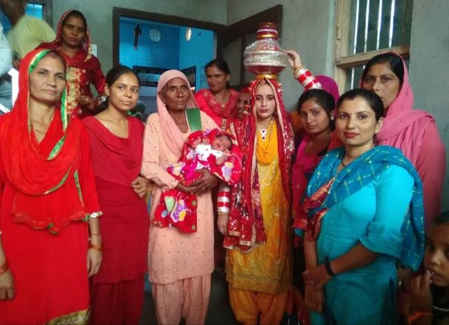 बेटी के जन्म पर किया कुआं पूजन