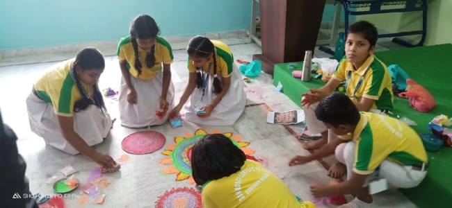 स्कूली बच्चों ने बनाए आकर्षक रंगोली