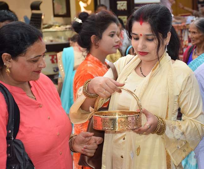 Dhanteras Celebration धनतेरस पर सवा दो अरब से अधिक की धनवर्षा, देर रात तक बाजारों में रही भीड़, आज भी खुले रहेंगे बाजार