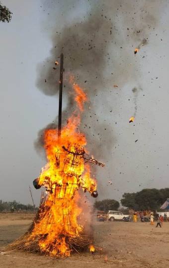 खैर में रावण के दस फुट के पुतले का हुआ दहन