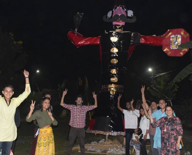 दीनदारपुरा में बच्चों ने जलाया रावण