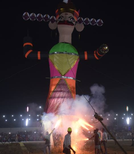 बच्चों ने दहन किया 22 फीट का रावण