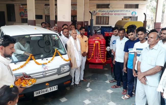 पिता की याद में ग्रामीणों को समर्पित किए ट्रैक्टर-ट्रॉली व टैंकर