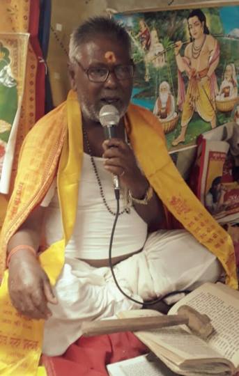 कथा सुन मंत्रमुग्ध हुए श्रोता