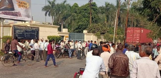 श्रमिक की मौत पर स्वजन ने किया फैक्ट्री गेट पर हंगामा