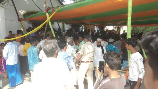 नामांकन का पर्चा दाखिल करने
प्रखंड मुख्यालय में उमड़ी भीड़