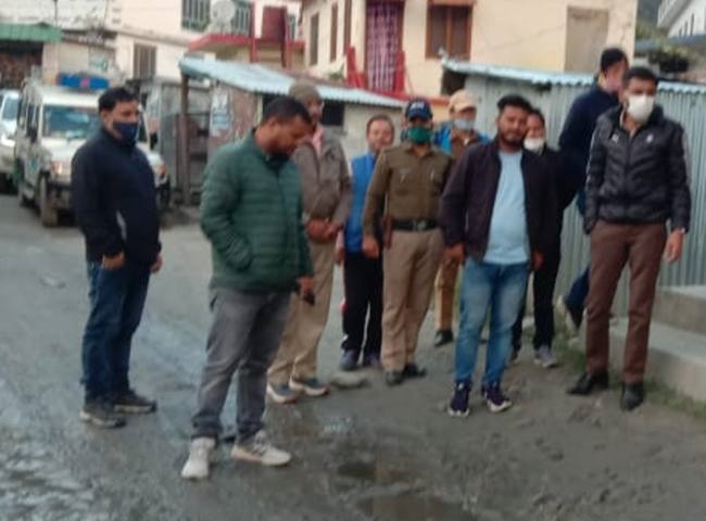 खस्ताहाल सड़क को देख जिलाधिकारी आशीष चौहान ने रुकवाया वाहन