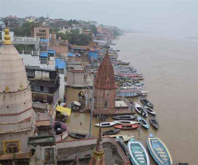 पहाड़ों पर भारी बारिश का पूर्वांचल तक पहुंचा असर, गंगा के जलस्तर में शुरू हुआ इजाफा