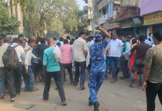 IN PICS Bihar Panchayat Chunav Result: नालंदा में पुलिस ने चटकाईं लाठियां तो कहीं जीत के साथ लगे जिंदाबाद के नारे