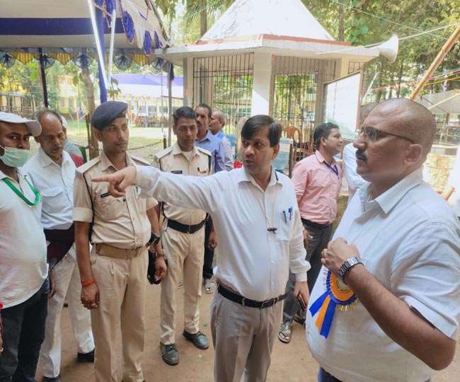 IN PICS Gaya Panchayat Chunav Result: समर्थक के साथ आम लोग रिजल्ट जानने को बेचैन