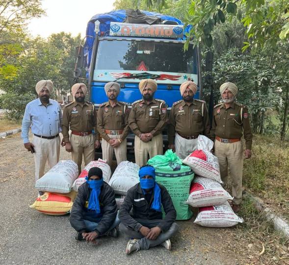ट्रक में सेब के बक्सों में छिपा रखा था 170 किलो चूरा-पोस्त, दो धरे