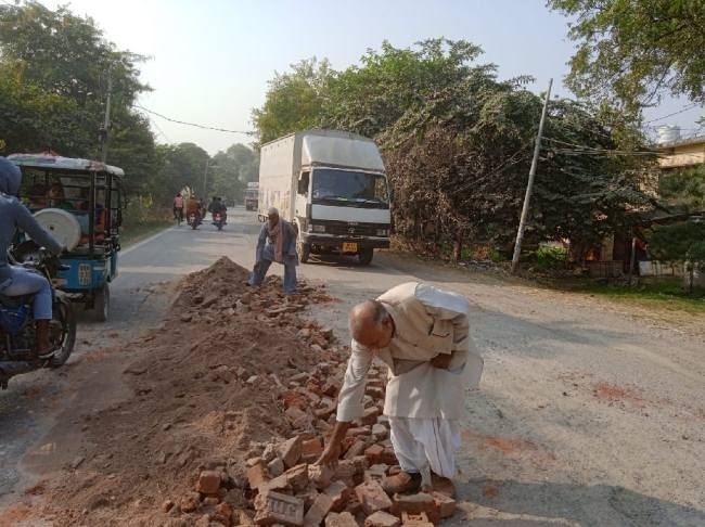 स्वयं के खर्च से भरवाए एनएच-31 के गड्ढे