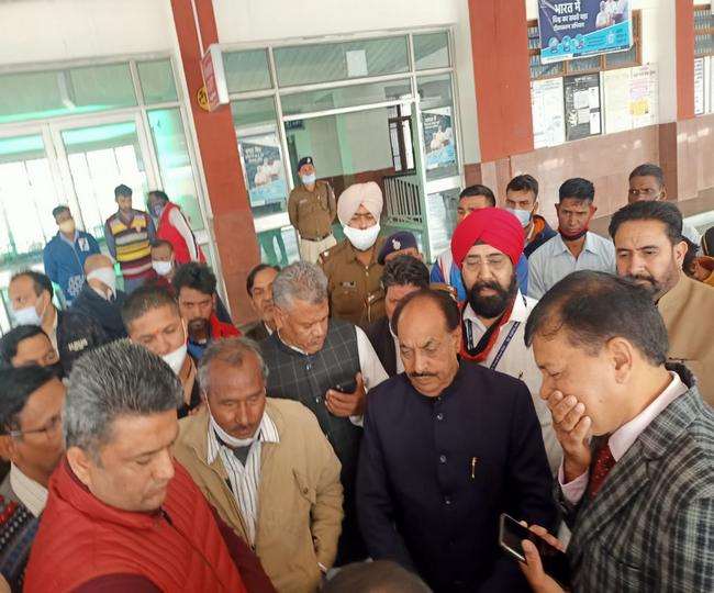 मोहाली रेलवे स्टेशन की सफाई देख खुश हुए अधिकारी, मौके पर कर दी कर्मचारियों को इनाम की घोषणा
