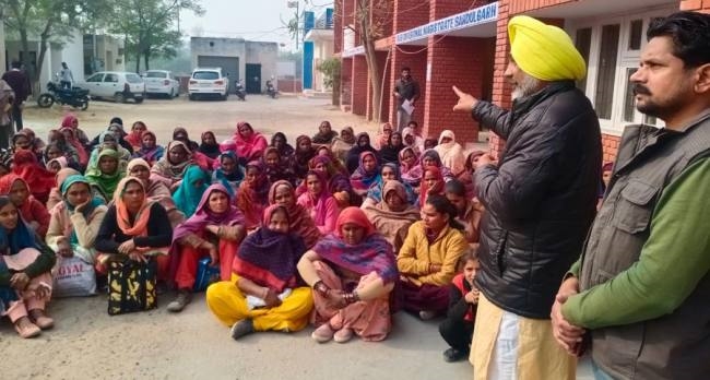 सुविधा केंद्र में असुविधा होने पर महिलाओं का एसडीएम दफ्तर के आगे धरना