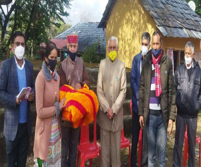 सेवा भारती संस्था ने चंद्रोपा के होली मेला ग्राउंड में जरूरतमंदों को बांटे कंबल