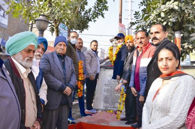 गणतंत्र दिवस पर शहीदों को किया नमन