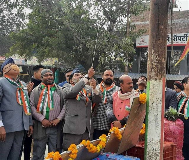 गणतंत्र दिवस पर सरकारी सहित निजी संस्थानों पर शान से फहराया तिरंगा