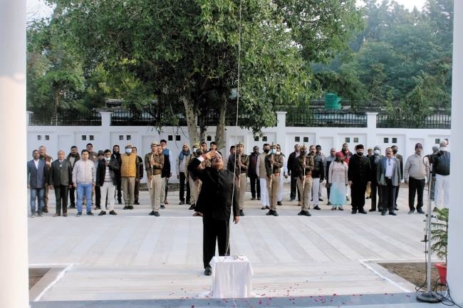 गणतंत्र दिवस पर हुआ ध्वजारोहण, महापुरुषों को किया नमन