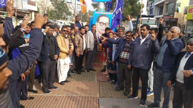 घुसकानी गांव में निर्माण मजदूरों ने हरियाणा सरकार का पुतला फूंका