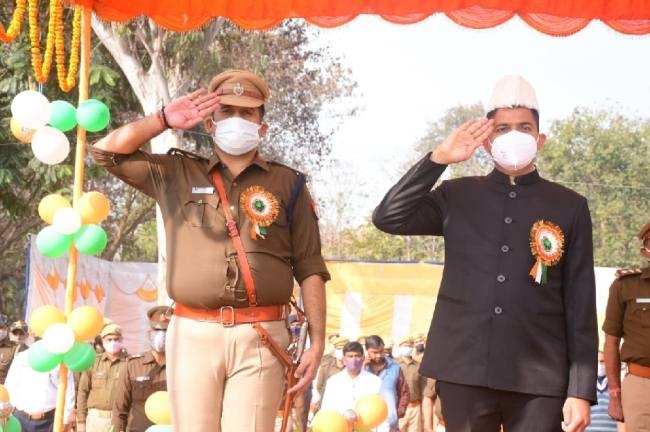 गणतंत्र दिवस पर फहराया तिरंगा, डीएम ने परेड की ली सलामी
