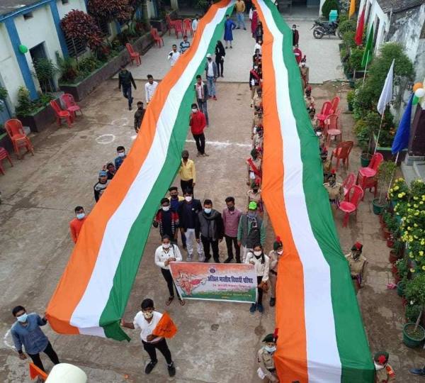 75 मीटर लंबे तिरंगा के साथ निकाली यात्रा