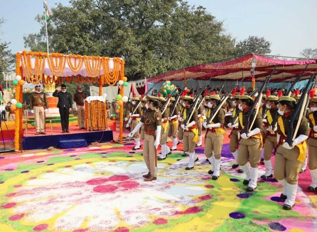 गणतंत्र दिवस पर लहराया तिरंगा, बलिदानियों को किया गया याद