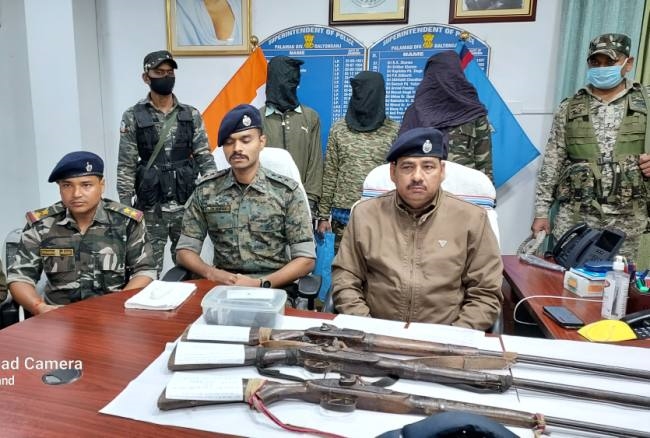 पुलिस पर नक्सलियों का हमला, तीन गिरफ्तार