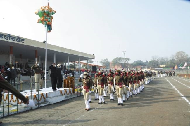 मंडलायुक्त आरके कौशिक ने फहराया राष्ट्रीय ध्वज