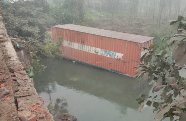कार को टक्कर मारने के बाद नदी में गिरा ट्रक