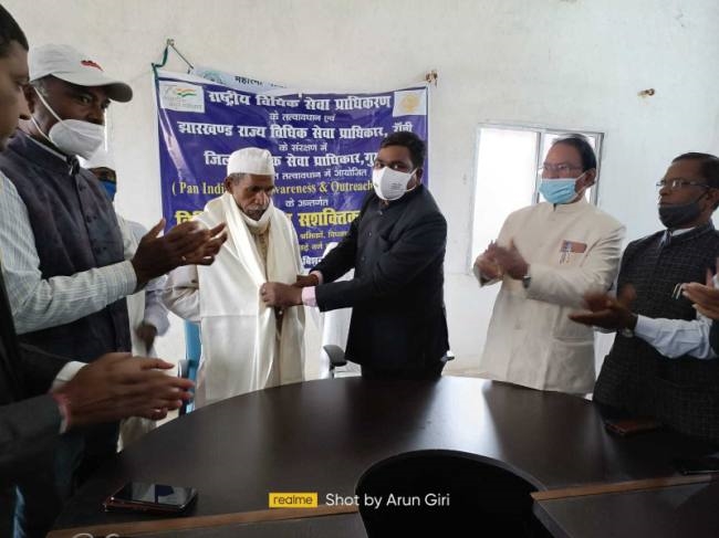 प्रखंडों में धूमधाम से मनाया गया गणतंत्र दिवस, बेहतर कार्य के लिए किया गया सम्मानित