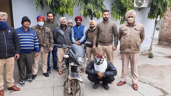 नशे के लिए लूटपाट करने वाला गिरफ्तार, इंजेक्शन के कारण सड़ चुका है शरीर का निचला हिस्सा