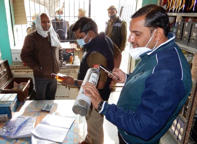 शराब की दो दुकानों में मिली गड़बड़ी, कार्रवाई का निर्देश