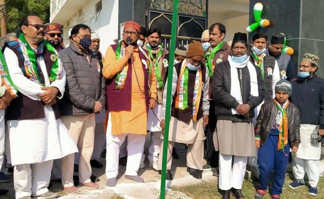 धूमधाम से मना गणतंत्र दिवस, शान से लहराया तिरंगा