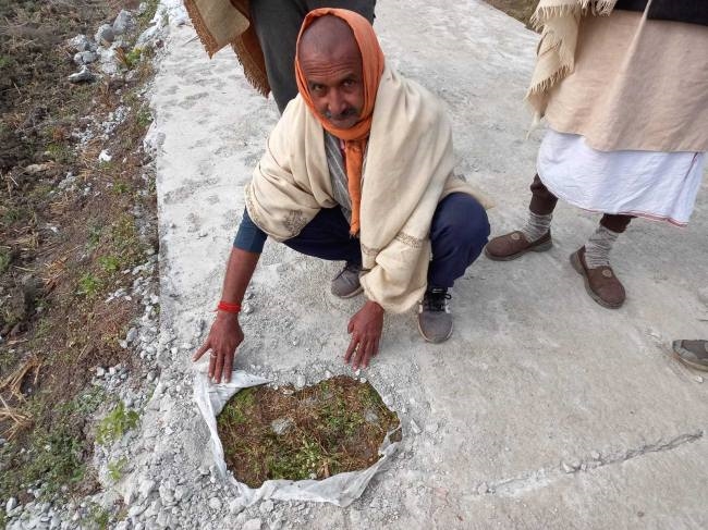 घास पर सीसी सड़क के निर्माण से ग्रामीण आक्रोशित ,
रुका कार्य