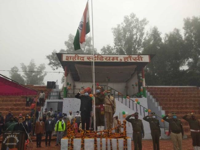 शहीद स्टेडियम में धूमधाम से मनाया गणतंत्र दिवस