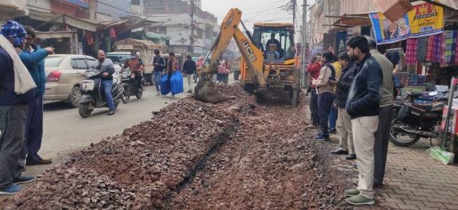 पानी की लाइन लीकेज, टूटकर दोबारा बन रही सड़क