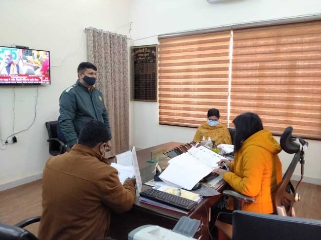 शिक्षक नेताओं ने अपर जिलाधिकारी को सौंपा ज्ञापन