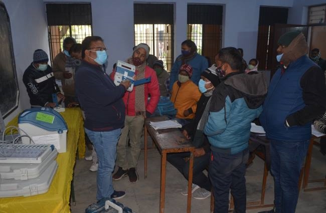 प्रशिक्षण में समझाया गया ईवीएम व वीवी पैट का संचालन