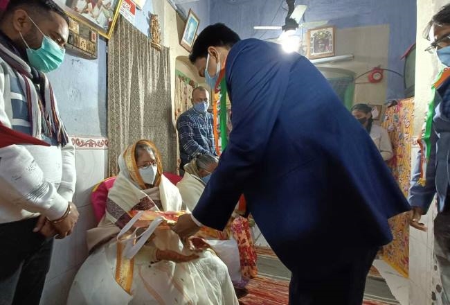 डीसी-एसपी ने स्वतंत्रता सेनानियों के स्वजनों को किया सम्मानित