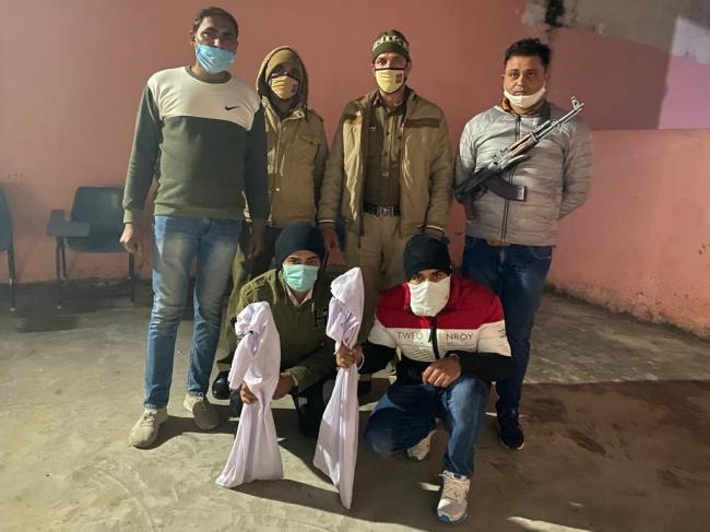 स्कार्पियो गाड़ी सवार दो युवक अवैध हथियार सहित गिरफ्तार