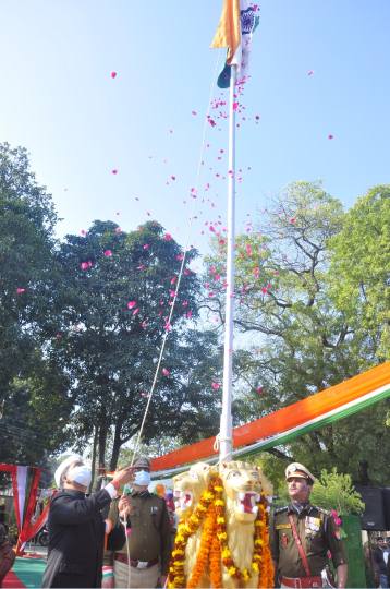 धूमधाम से मनाया गणतंत्र दिवस, फहराया गया तिरंगा