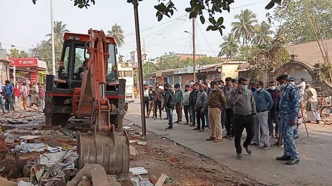 माइकिग के बाद बुल्डोजर चलाकर सड़कों से हटाया गया अतिक्रमण