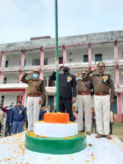 सादगी के साथ मनाया गया गणतंत्र दिवस, लहराया तिरंगा