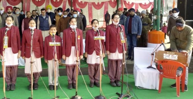 गणतंत्रा दिवस मौके डीसी ने लहराया राष्ट्रीय झंडा