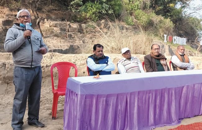 देश हित में कुछ बोलो तो भला होगा, पिटारी ज्ञान की खोलो..