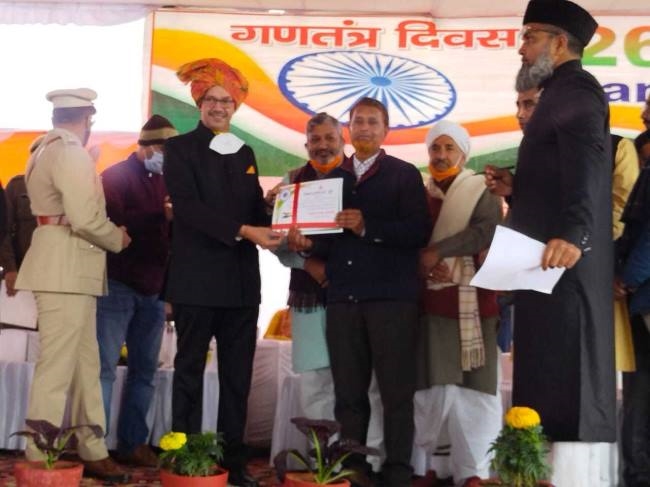 उपायुक्त कैप्टन शक्ति सिंह ने फहराया तिरंगा, ली सलामी